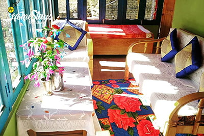 Common-Sitting-Ropajani-Homestay-Tirthan
