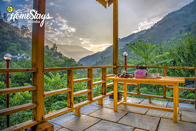 Balcony_Kaluropa-Homestay-Tirthan