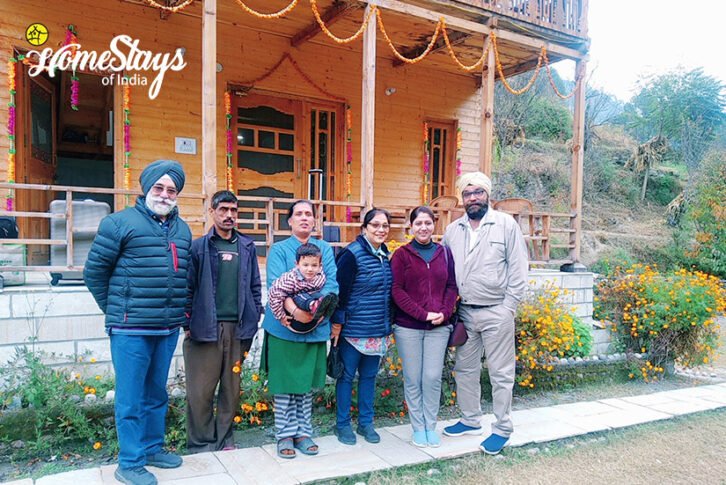 Happy-Guest_Kaluropa-Homestay-Tirthan