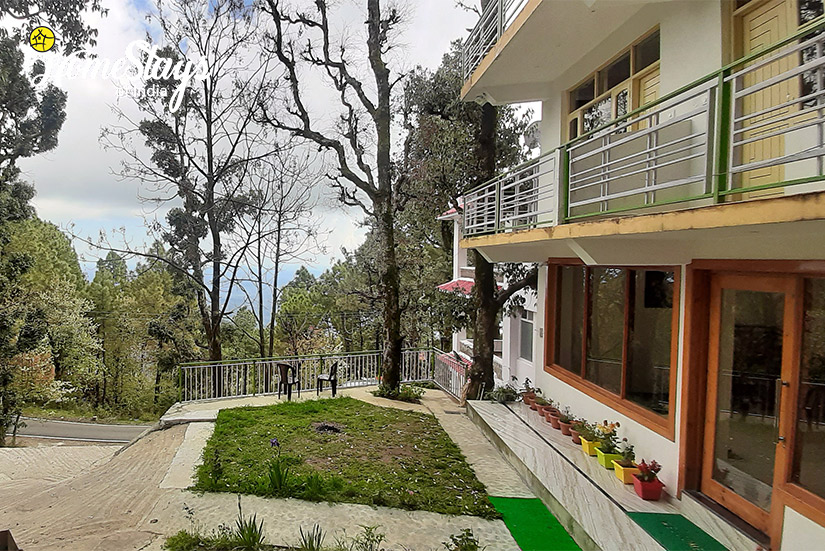 Facade_Satobari-Homestay-Mcleodganj