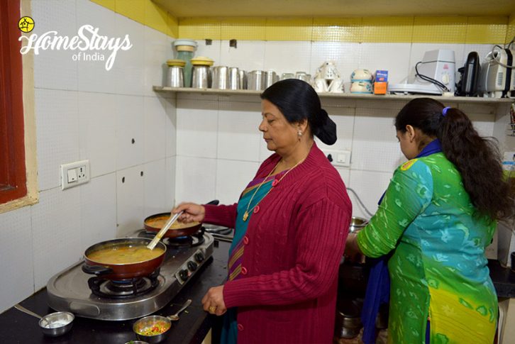 Cooking_Gangapole-Tradional-Homestay,-Jaipur