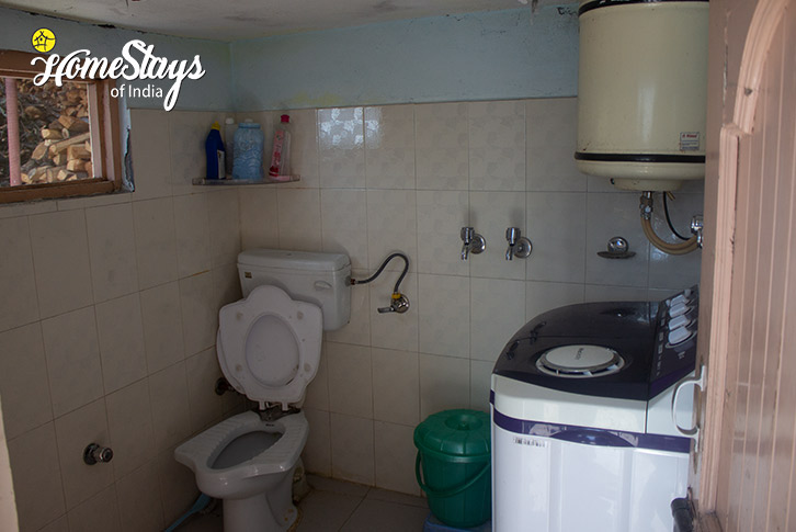 Bathroom-1-Pahadi Dacha Homestay-Banjar