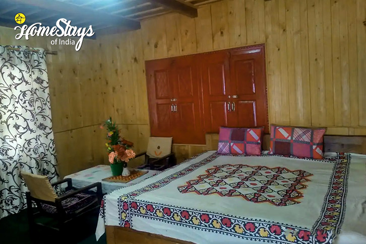 Bedroom-2.1-Pahadi Dacha Homestay-Banjar