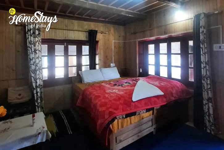 Bedroom-3.1-Pahadi Dacha Homestay-Banjar