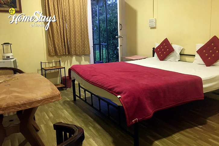 Bedroom-3.1-Tea-By-The-Lake-Homestay-Ooty