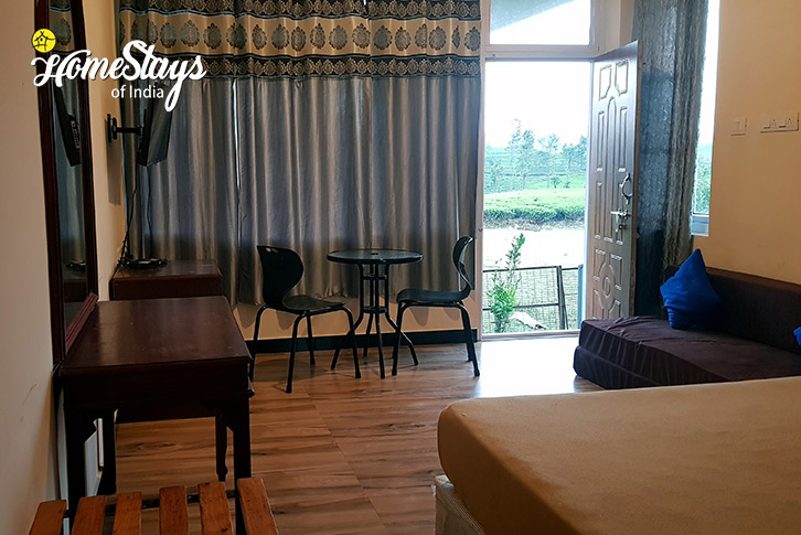 Bedroom-4.3-Tea-By-The-Lake-Homestay-Ooty