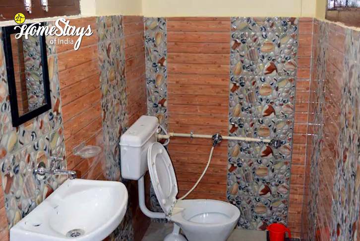 Bathroom-1-Cozy Nest Homestay-Joshimath