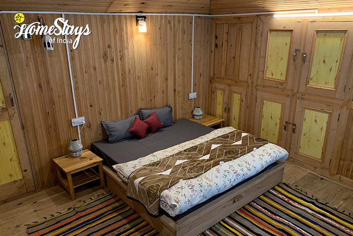 Wooden Room-Mountain Breeze Homestay-Jibhi