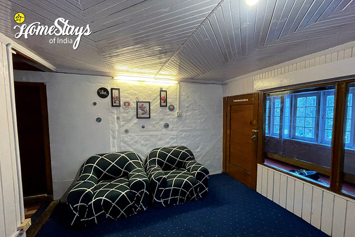 Sitting-The-Greenwood-Cottage-Pahalgam