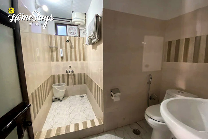 Bathroom-1-Go-Green-Homestay-Dehradun