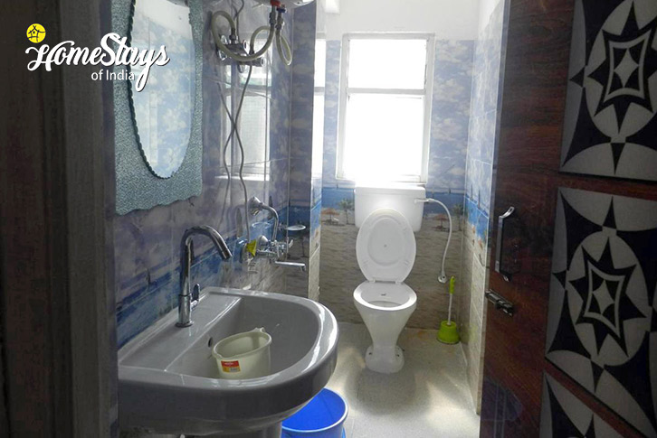 Bathroom-1-Modest Homestay-Darjeeling-wfh