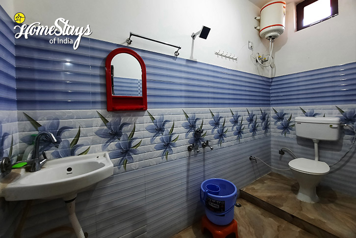 Bathroom-2-Whispring-Pines-Homestay-Lansdowne