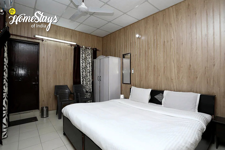 Bedroom-1-Go-Green-Homestay-Dehradun