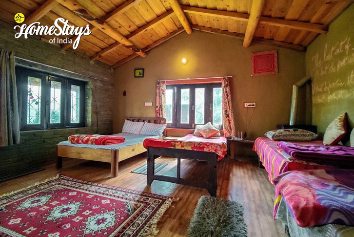 Bedroom-1.1-Hide-in-Himalayas-Homestay-Binsar