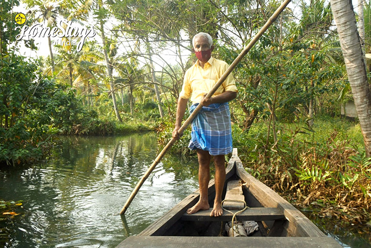 Boat-Man-Kallada-Homestay-Munroe-Island