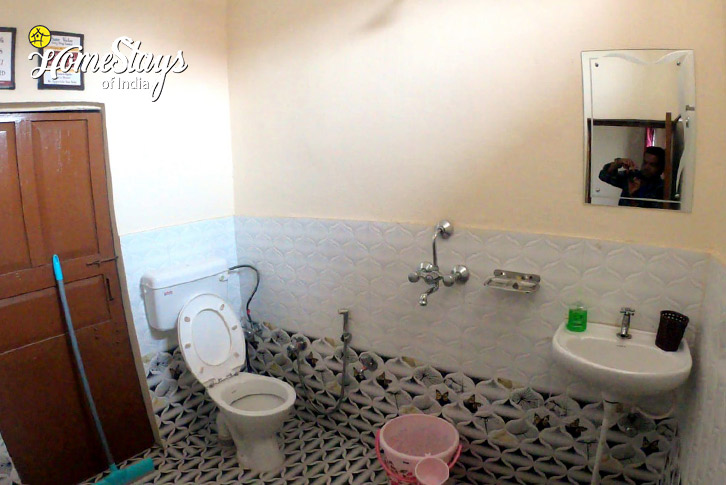 Bathroom-Embrace the Calm Homestay-Kasar Devi