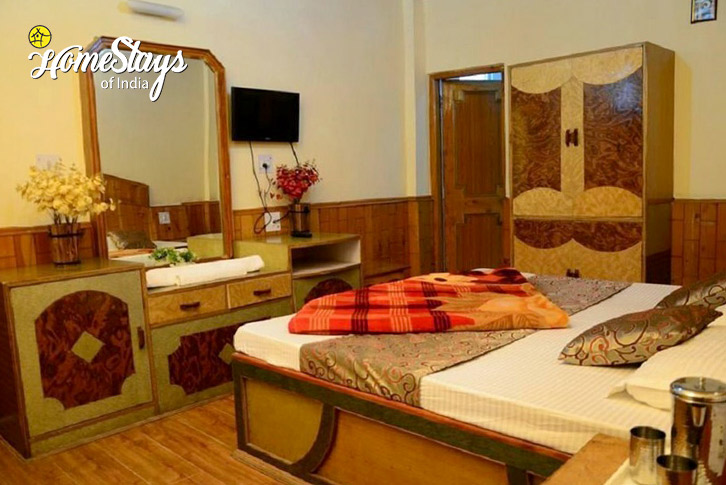 Bedroom-2-Gateway to Himalayas Homestay-Manali