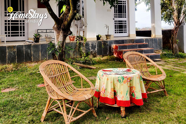 Garden-Sitting-Charming Mountain Homestay - Kangra