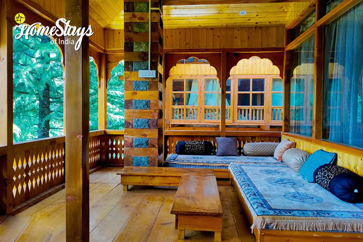 Living-Area-1-Kathkuni Bungalow-Naggar