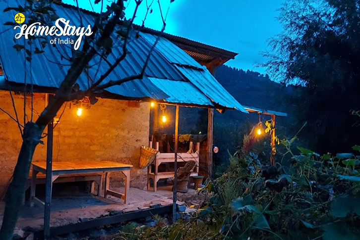 Cafe-Back in Time Homestay-Hallan Valley, Manali