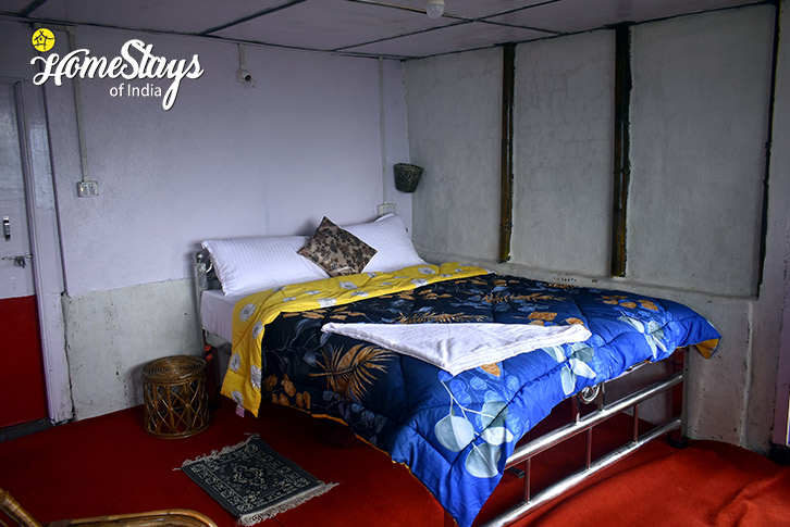 Bedroom-1.1-Misty Mountain Homestay-Darjeeling