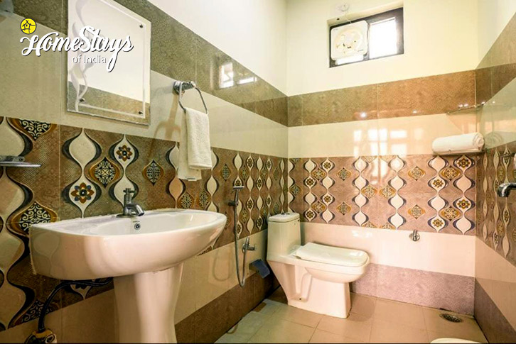 Bathroom-Himalayan Canvas Homestay-Kasar Devi