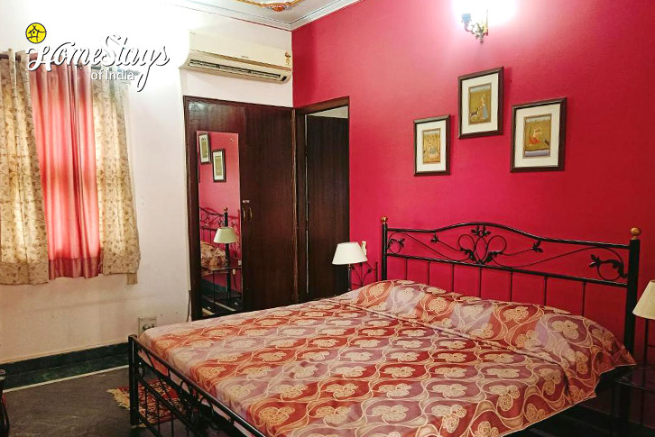 Bedroom-1-Regal Rendevous Homestay-Jaipur