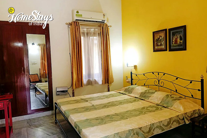Bedroom-3.2-Regal Rendevous Homestay-Jaipur