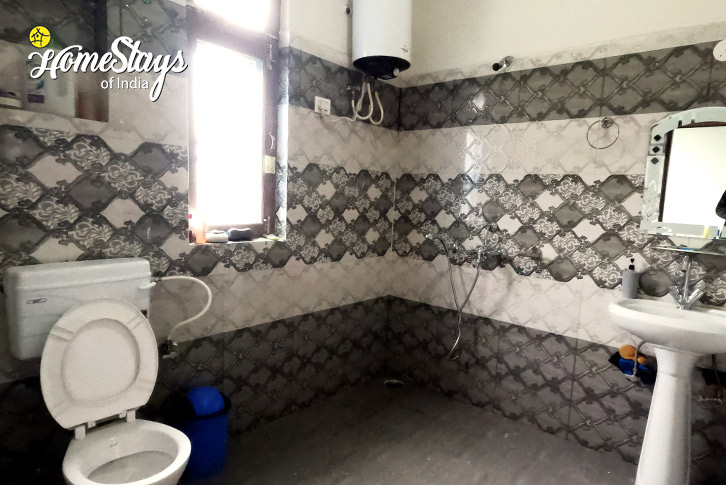 Bathroom-Tanquil Times Homestay - Bir