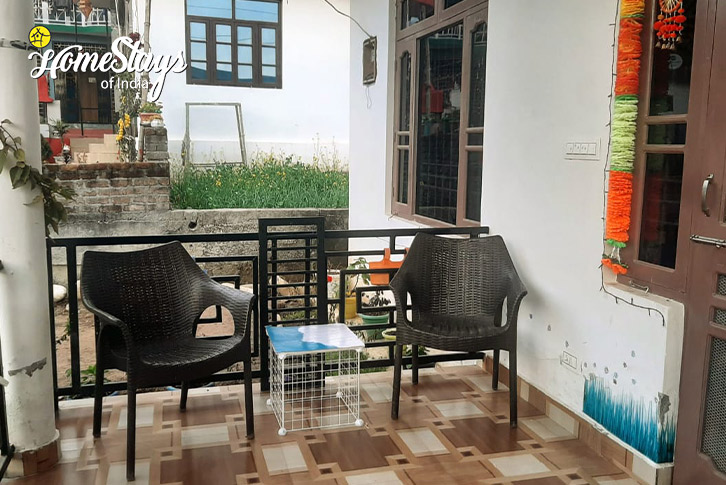 Sit-out-Tanquil Times Homestay-Bir