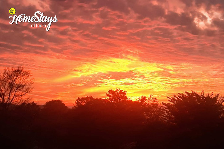 Sunset-From-Terrace-Tanquil Times Homestay-Bir