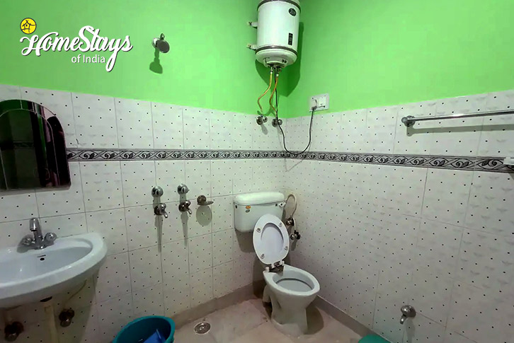 Bathroom-1-Little Lhasa Homestay-Mcleodganj