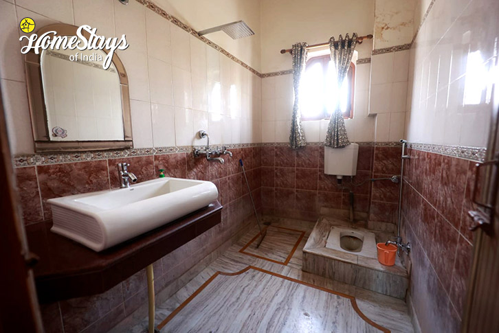 Bathroom-1-Banarasi Homestay-Varanasi