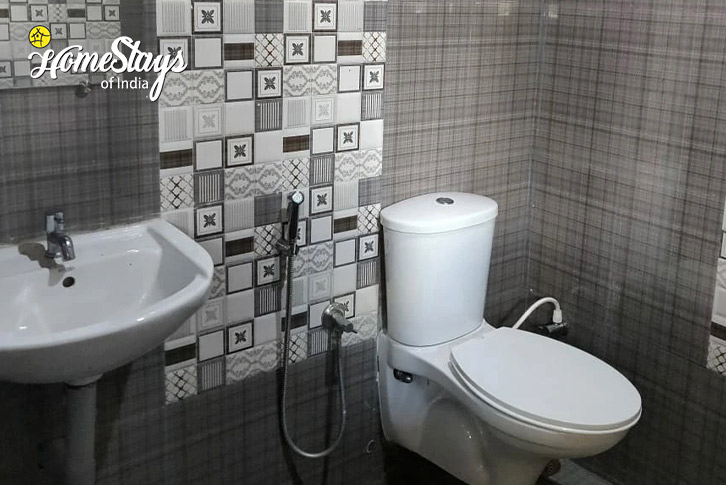Bathroom-Brews & Hues Heritage Homestay-Chikmagalur