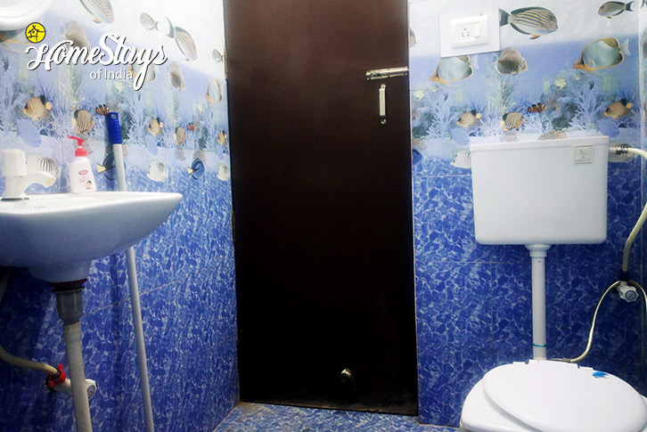 Bathroom-Essence of Warmth Homestay-Lucknow