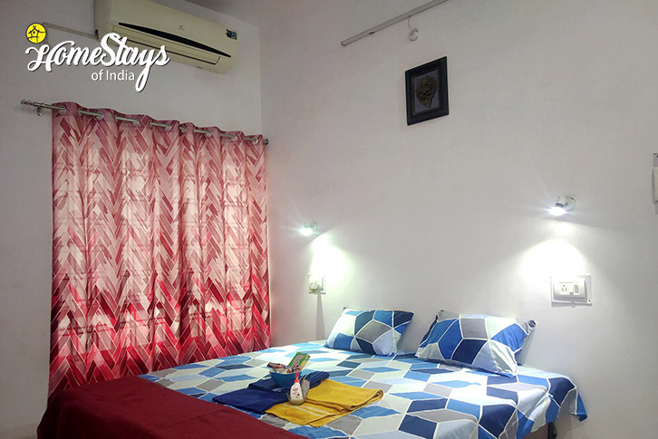 Bedroom-1.1-Essence of Warmth Homestay-Lucknow