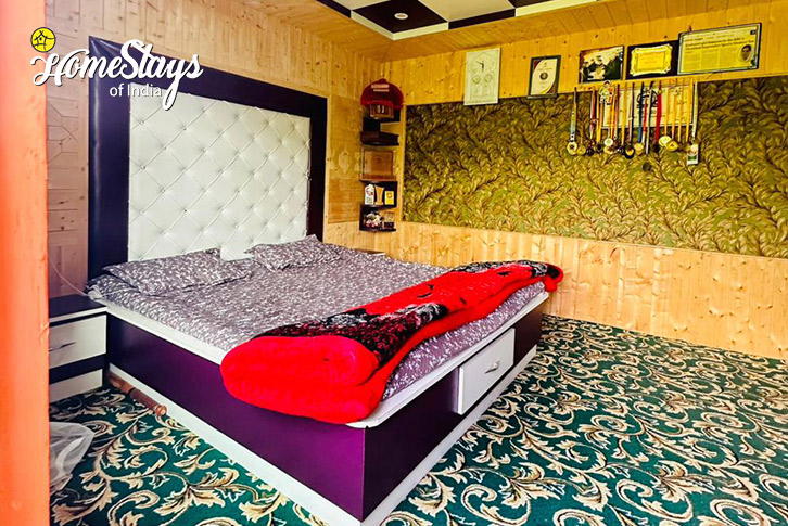 Bedroom-2-Skier's-World-Homestay-Gulmarg