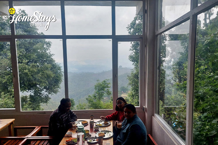 Dinning-1-Earthly Delights Homestay, Jalna-Almora