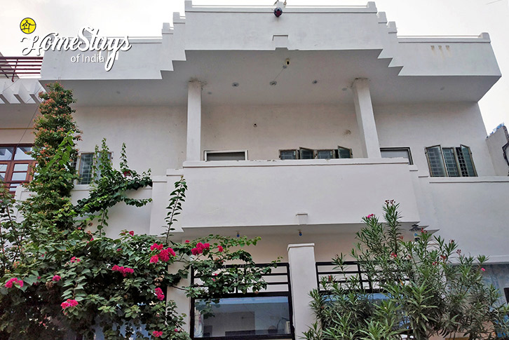 Exterior-1-Essence of Warmth Homestay-Lucknow