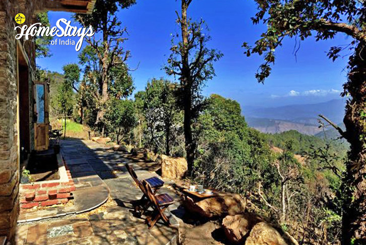 Sitout-Earthly Delights Homestay, Jalna-Almora (2)