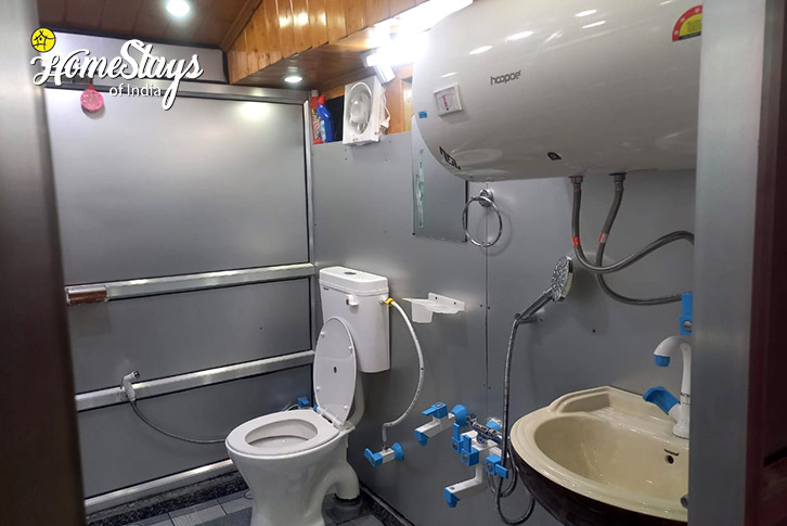 Bathroom-2-Tranquil Heaven Homestay-Tangmarg -Gulmarg