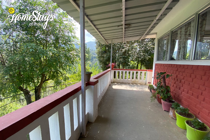Balcony-Pahadi Trail Homestay-Mukteshwar