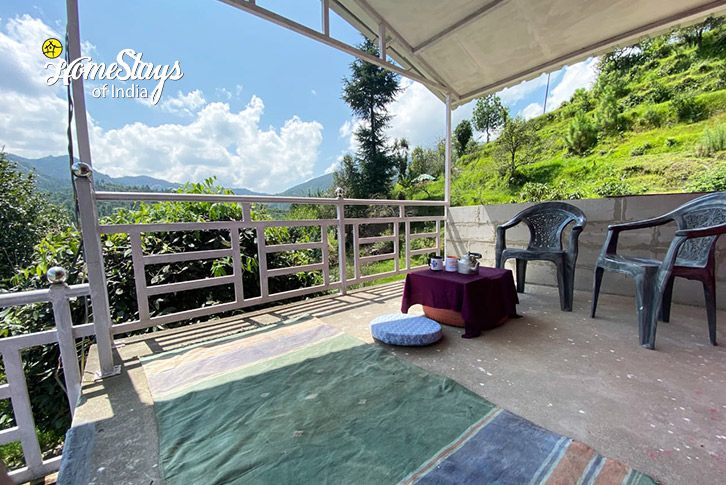Sitting-Pahadi Trails Homestay-Mukteshwar