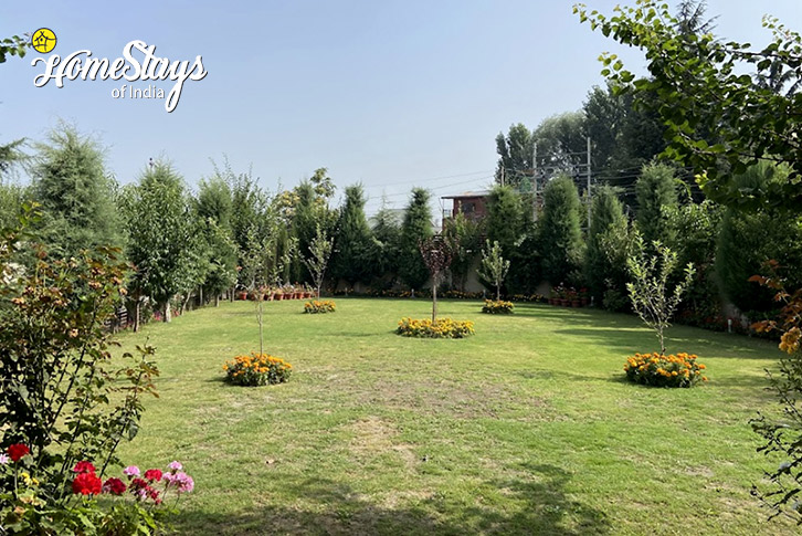 Garden-2-Kashmiri Charm Homestay-Srinagar