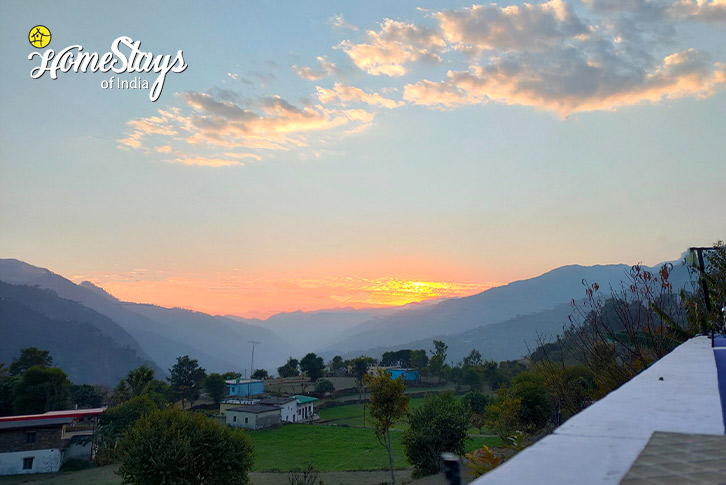 Sunset-view-Heaven's Door Community Homestay-Kandara