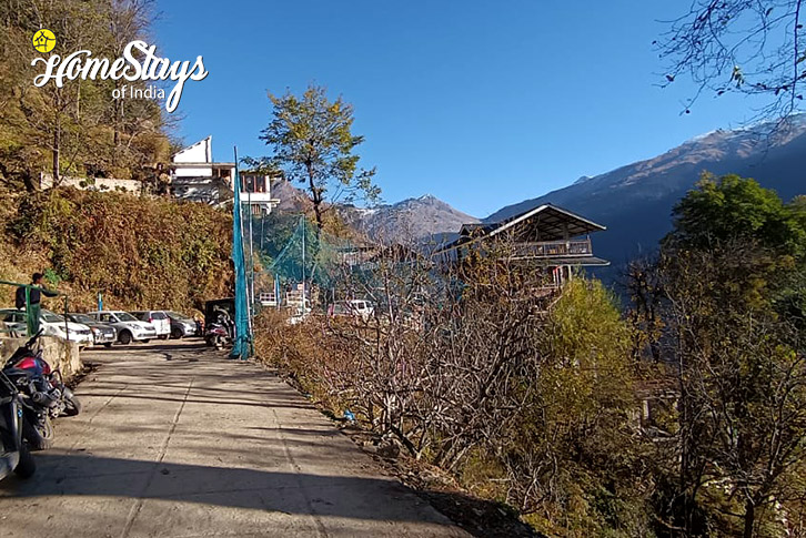 Parking-Area-Himalayan Aura Homestay-Manali