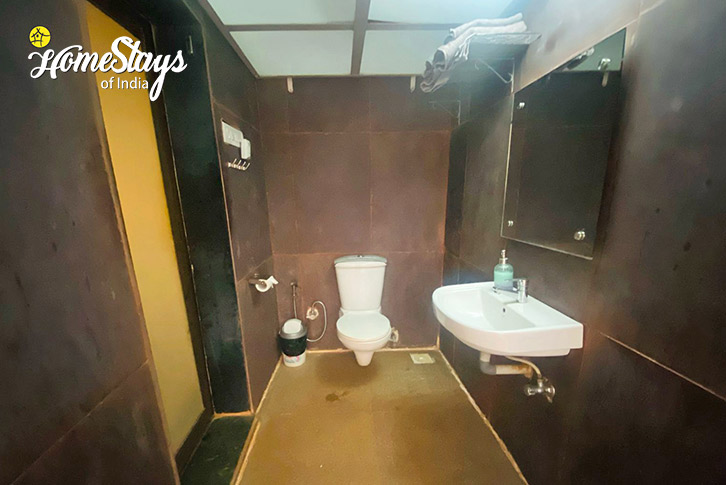 Bathroom-1-Tableland Farmstay-Panchgani