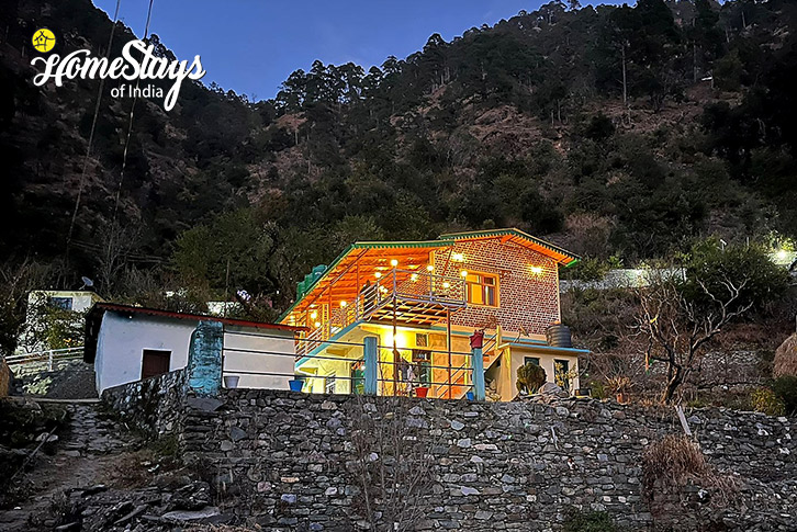 Exterior-in-Evening-Country Comfort Homestay-Kainchi Dham