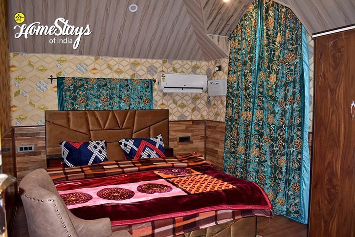 Classic-Room-4-Glorious Mountain Homestay-Srinagarar
