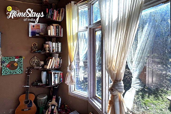 Library-Wonderland Homestay-Naggar-Manali